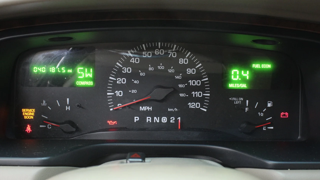 2002 Lincoln Town Car - Image 13 of 31