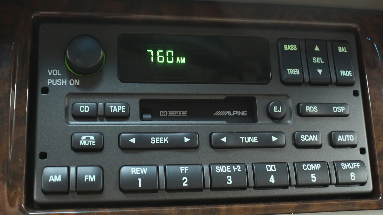 2002 Lincoln Town Car - Image 15 of 31