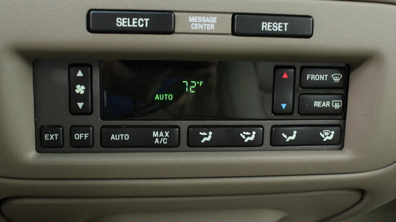 2002 Lincoln Town Car - Image 16 of 31