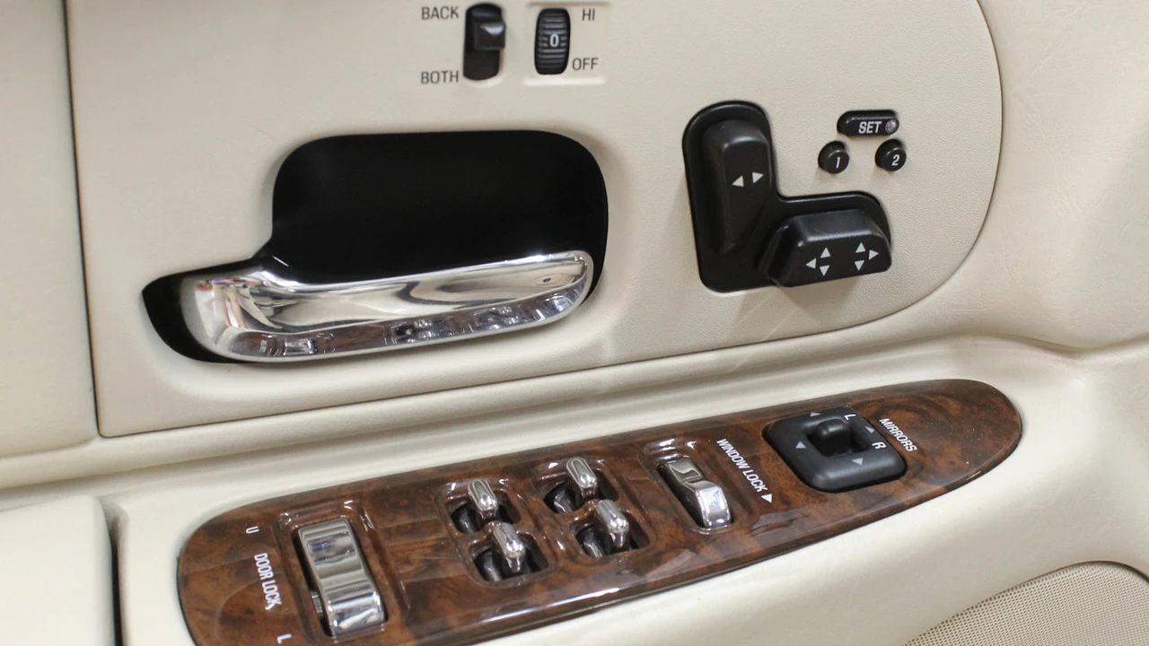 2002 Lincoln Town Car - Image 19 of 31