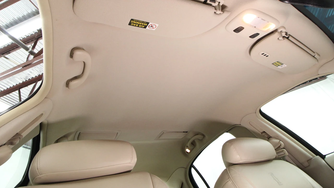 2002 Lincoln Town Car - Image 20 of 31
