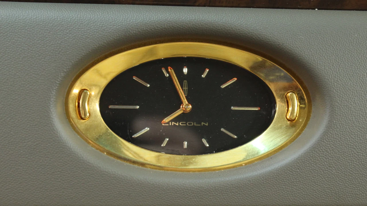 2002 Lincoln Town Car - Image 21 of 31