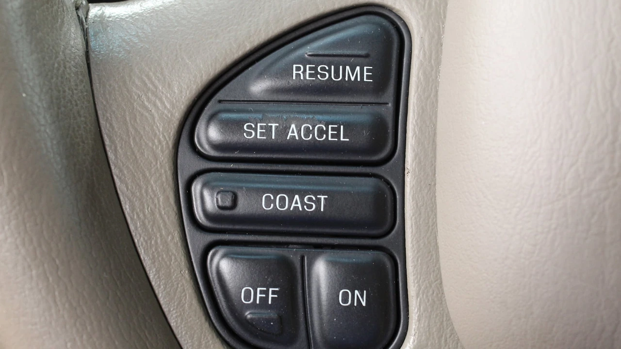 2002 Lincoln Town Car - Image 23 of 31