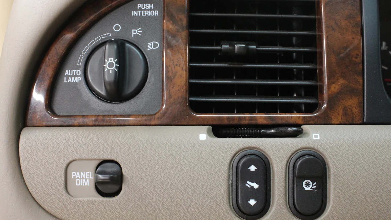 2002 Lincoln Town Car - Image 24 of 31