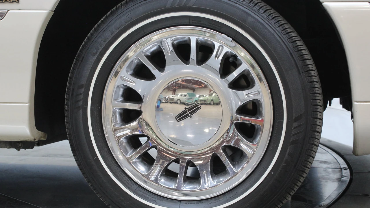 2002 Lincoln Town Car - Image 28 of 31