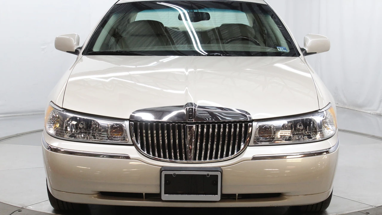 2002 Lincoln Town Car - Image 29 of 31