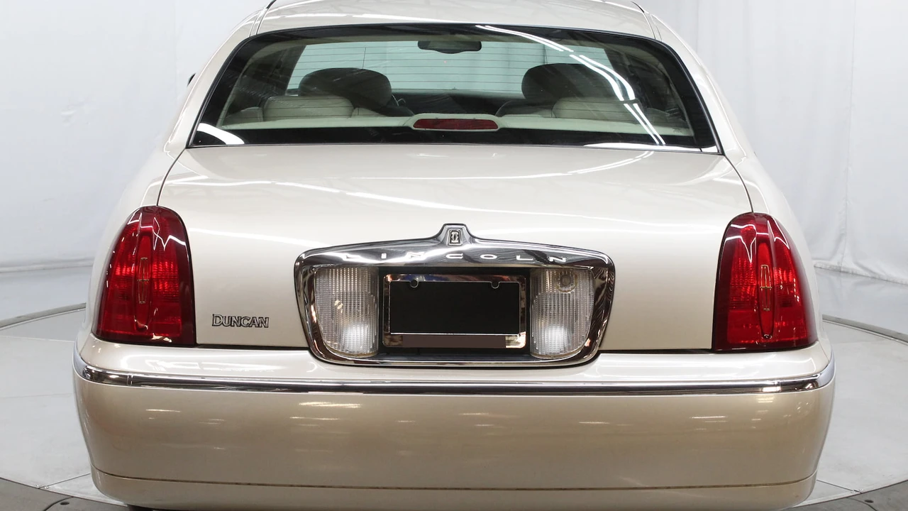 2002 Lincoln Town Car - Image 30 of 31