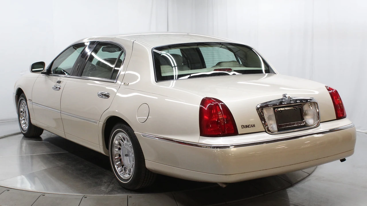 2002 Lincoln Town Car - Image 31 of 31