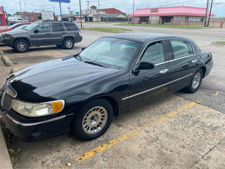 2002 Lincoln Town Car - Image 3 of 4