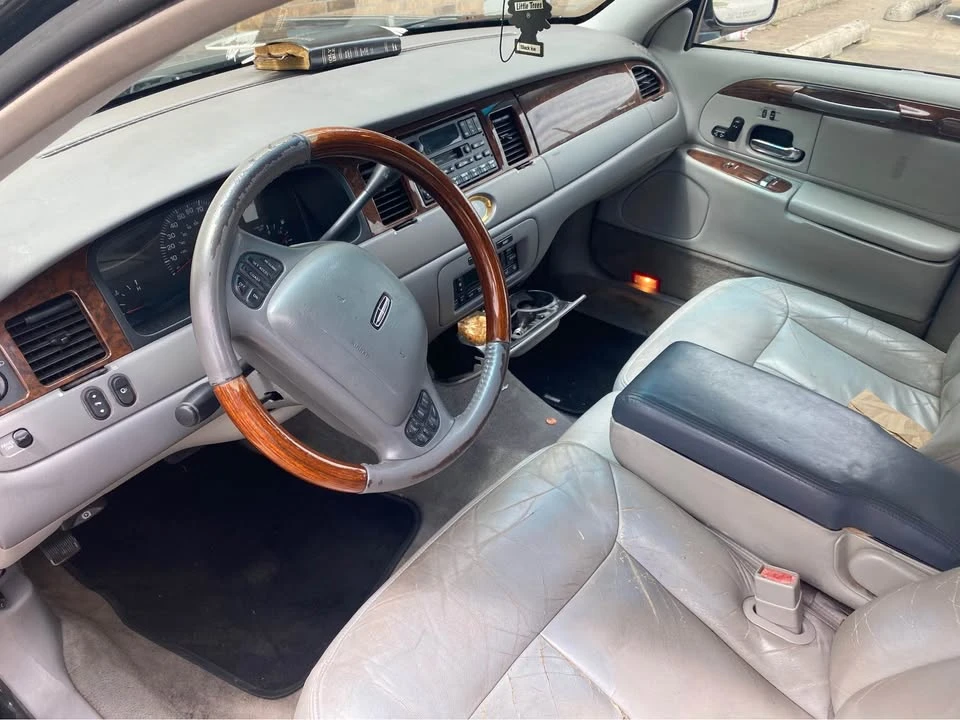 2002 Lincoln Town Car - Image 2 of 4