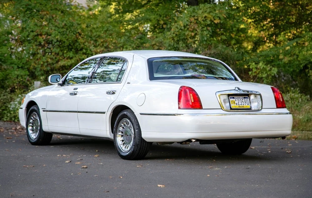 2002 Lincoln Town Car - Image 3 of 19