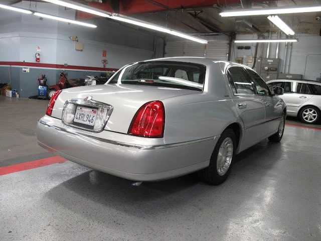 2002 Lincoln Town Car - Image 10 of 21