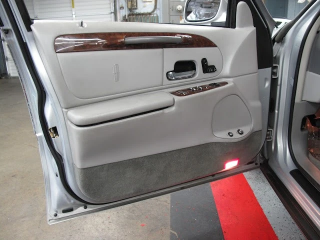 2002 Lincoln Town Car - Image 9 of 21