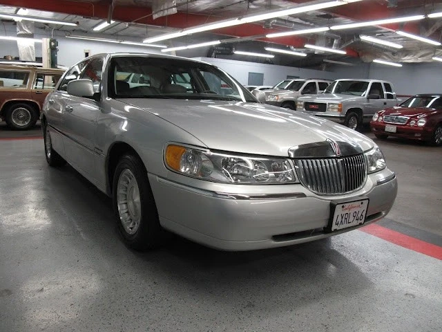 2002 Lincoln Town Car - Image 5 of 21