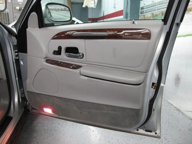 2002 Lincoln Town Car - Image 13 of 21