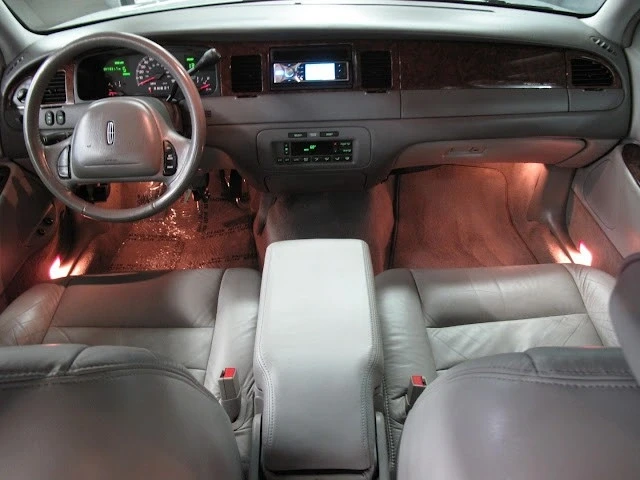 2002 Lincoln Town Car - Image 2 of 21