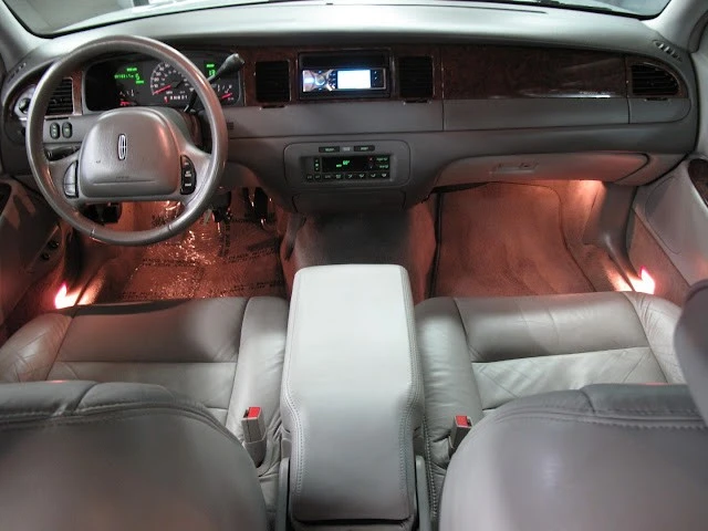2002 Lincoln Town Car - Image 2 of 21