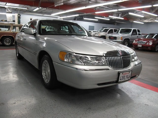2002 Lincoln Town Car - Image 5 of 21