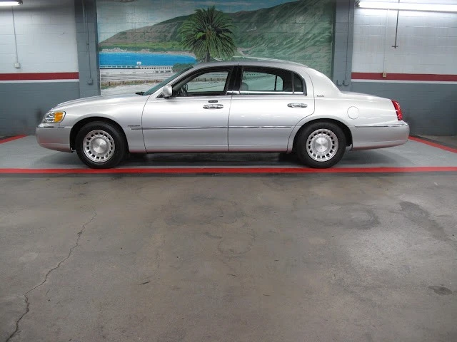 2002 Lincoln Town Car - Image 14 of 21