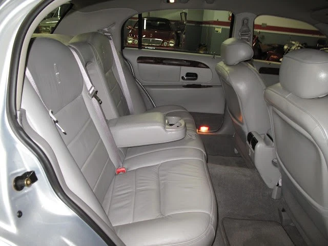 2002 Lincoln Town Car - Image 17 of 21