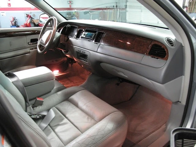 2002 Lincoln Town Car - Image 11 of 21