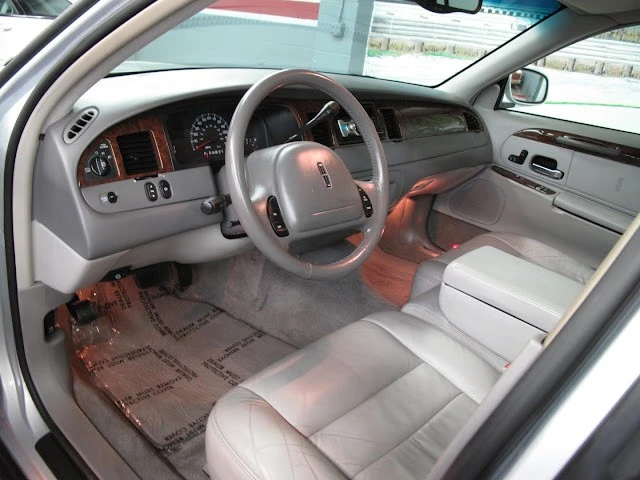 2002 Lincoln Town Car - Image 6 of 21