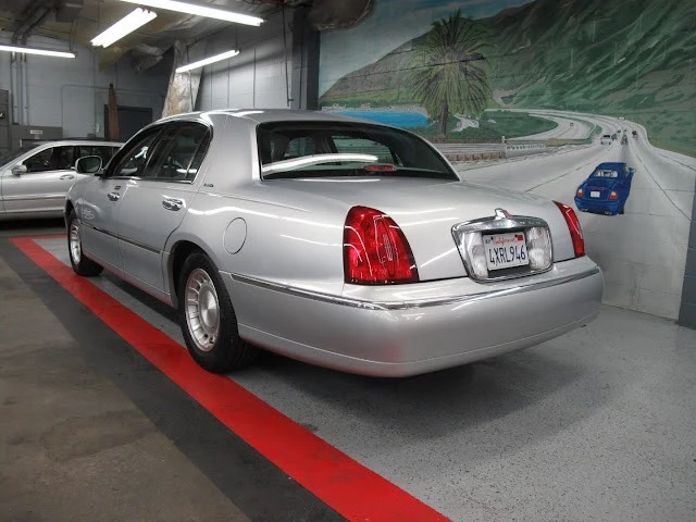 2002 Lincoln Town Car - Image 12 of 21