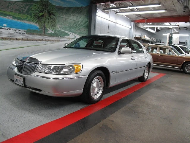 2002 Lincoln Town Car - Image 18 of 21