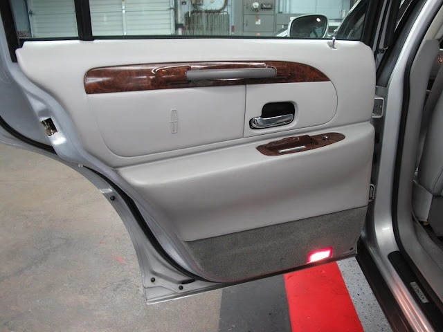 2002 Lincoln Town Car - Image 19 of 21