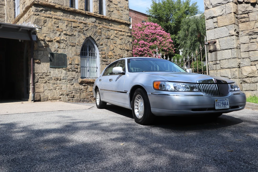 2002 Lincoln Town Car - Image 27 of 31