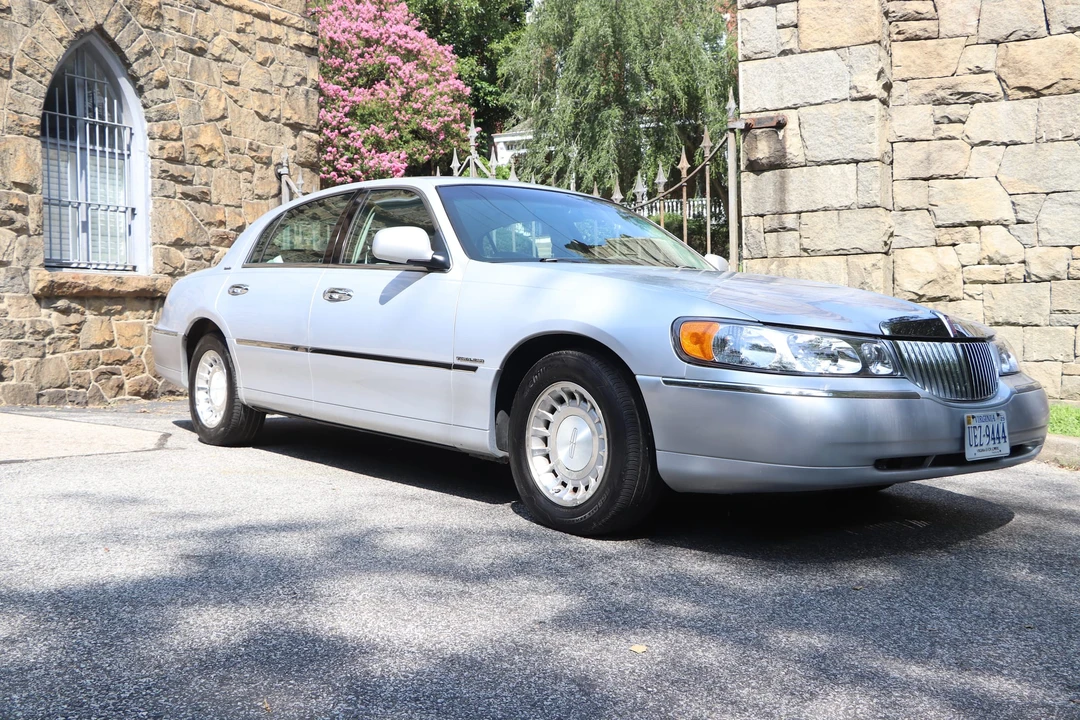 2002 Lincoln Town Car - Image 28 of 31
