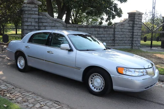 2002 Lincoln Town Car Executive
