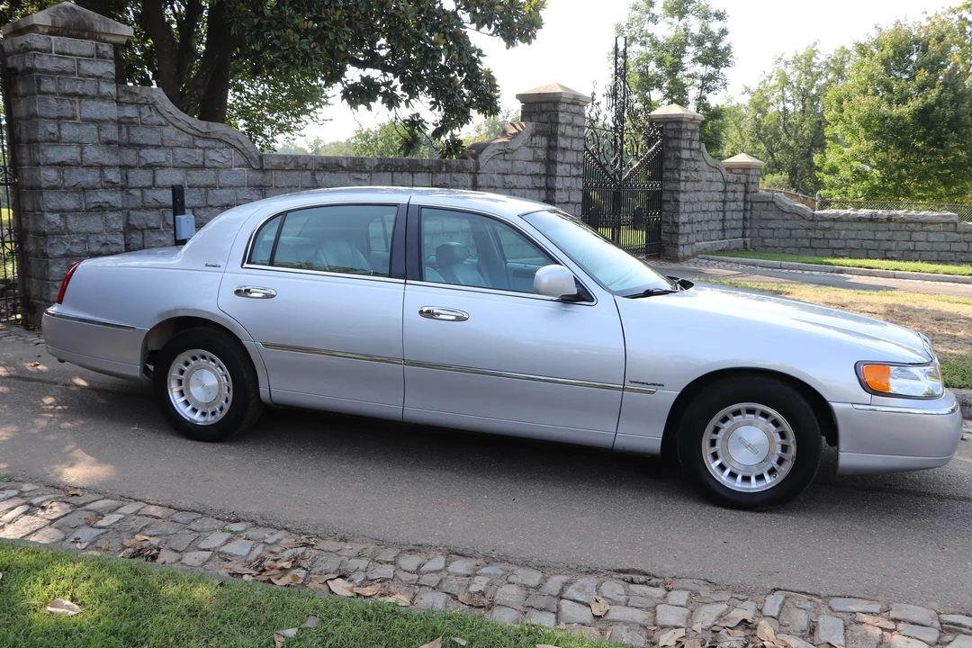2002 Lincoln Town Car - Image 31 of 31