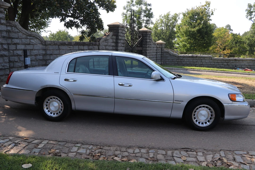 2002 Lincoln Town Car - Image 4 of 31