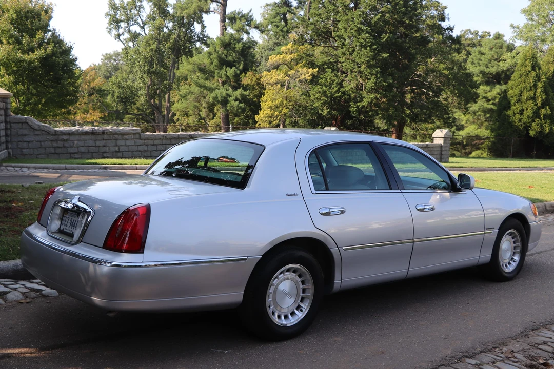2002 Lincoln Town Car - Image 5 of 31