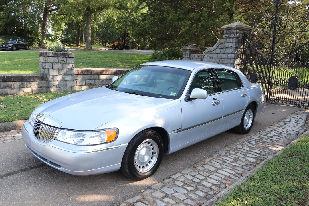2002 Lincoln Town Car - Image 25 of 31