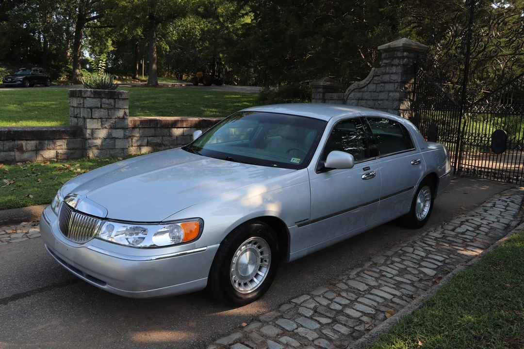 2002 Lincoln Town Car - Image 2 of 31