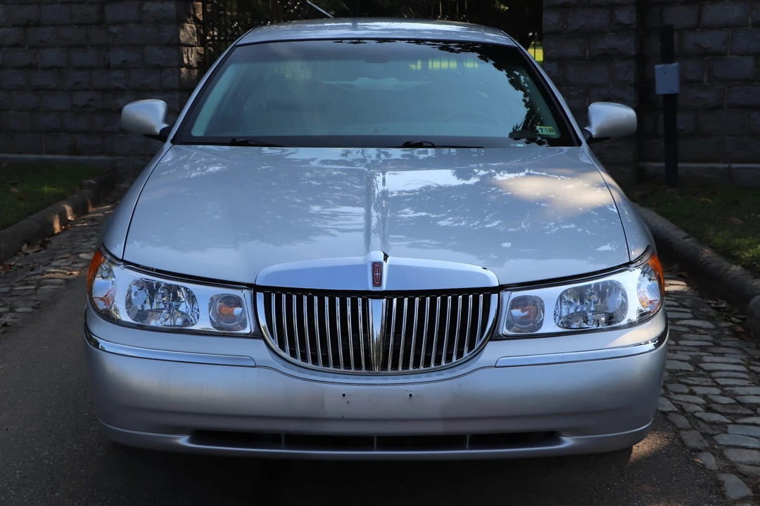 2002 Lincoln Town Car - Image 3 of 31