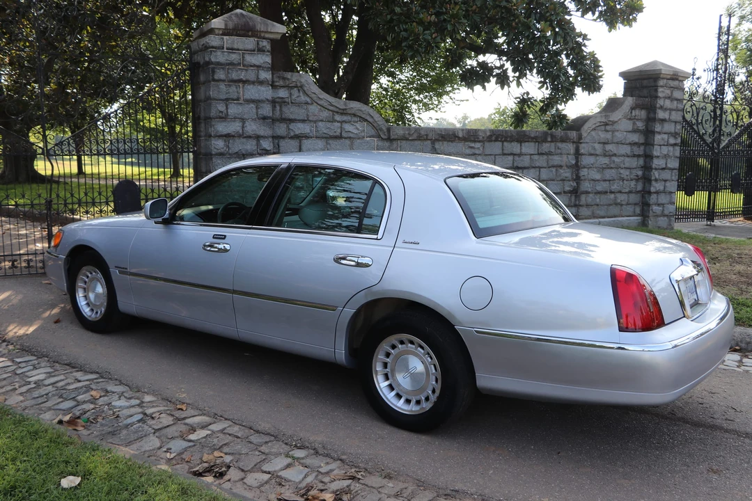 2002 Lincoln Town Car - Image 12 of 31