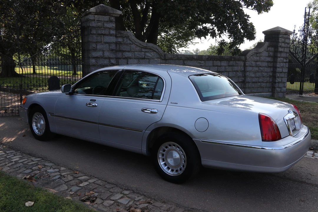 2002 Lincoln Town Car - Image 13 of 31