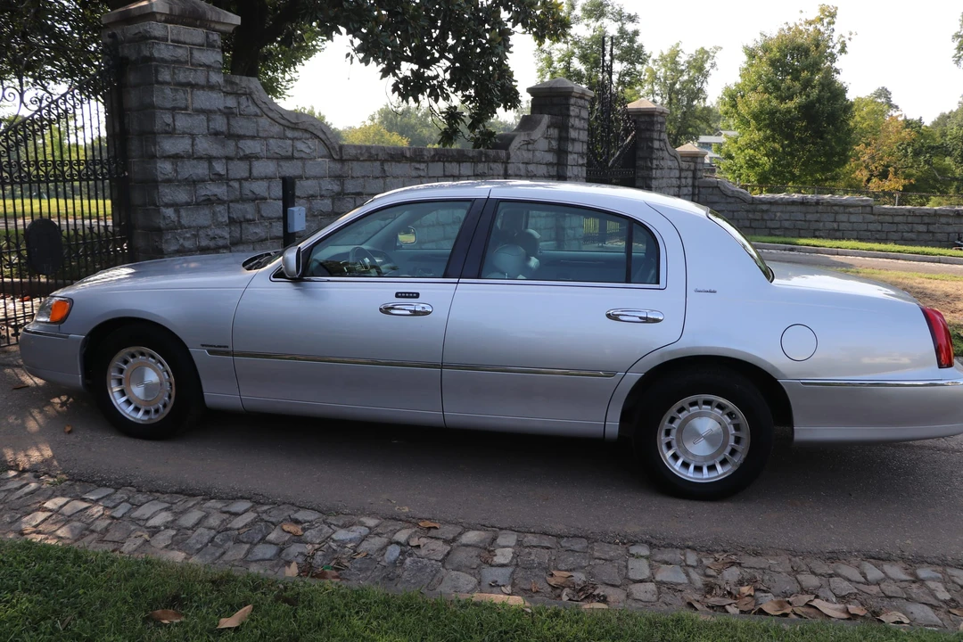 2002 Lincoln Town Car - Image 14 of 31
