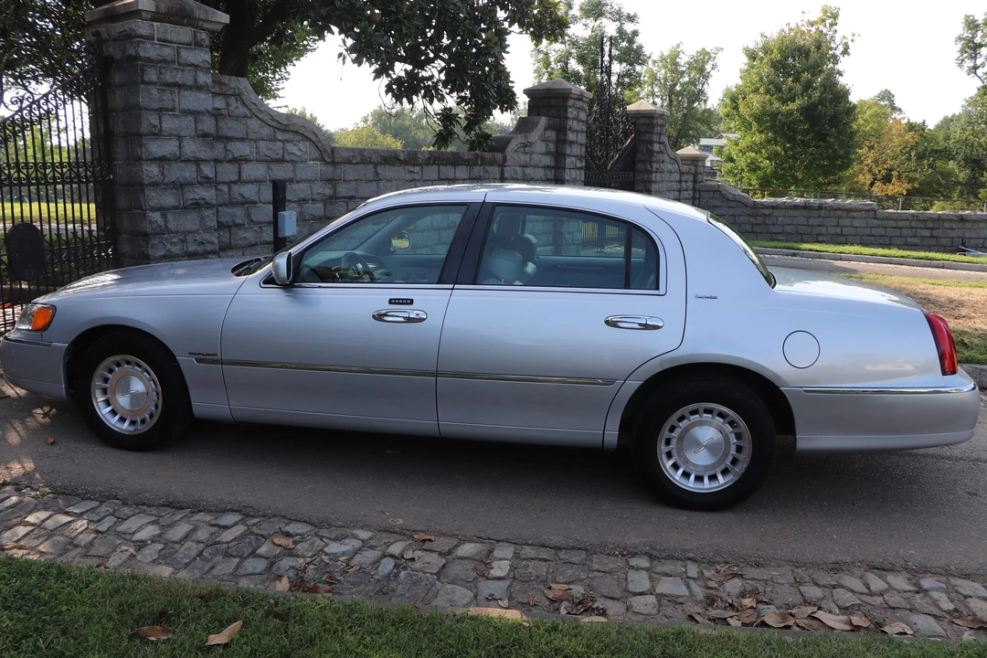 2002 Lincoln Town Car - Image 15 of 31