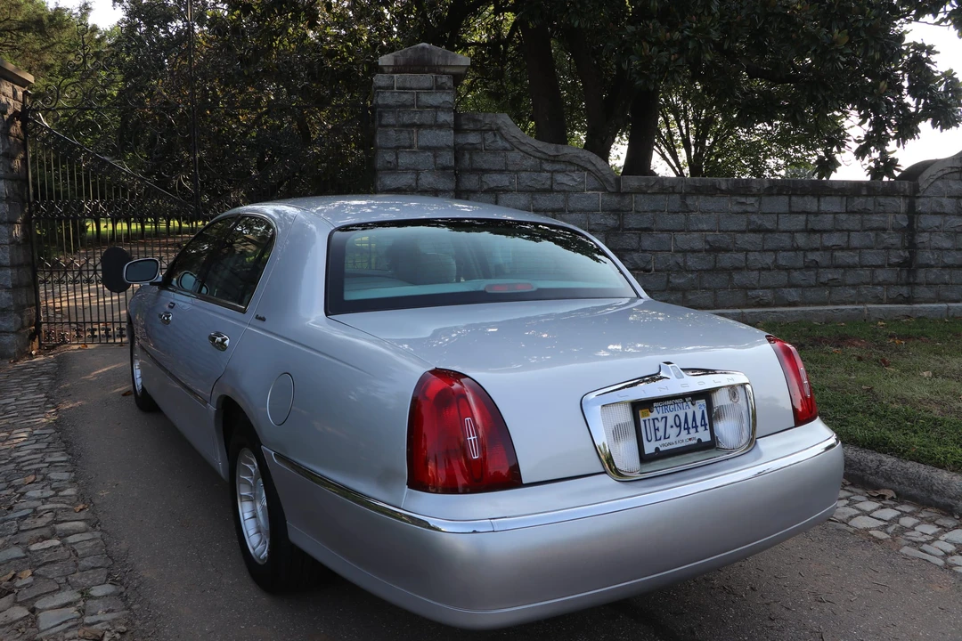 2002 Lincoln Town Car - Image 9 of 31