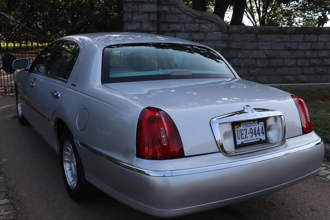 2002 Lincoln Town Car - Image 11 of 31