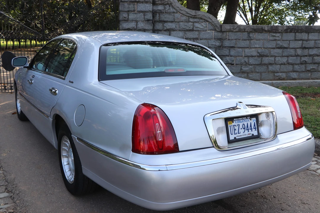 2002 Lincoln Town Car - Image 10 of 31