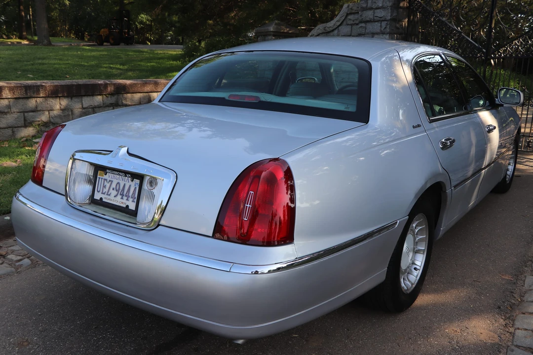 2002 Lincoln Town Car - Image 6 of 31