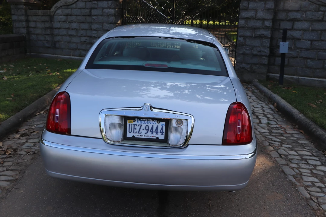 2002 Lincoln Town Car - Image 7 of 31