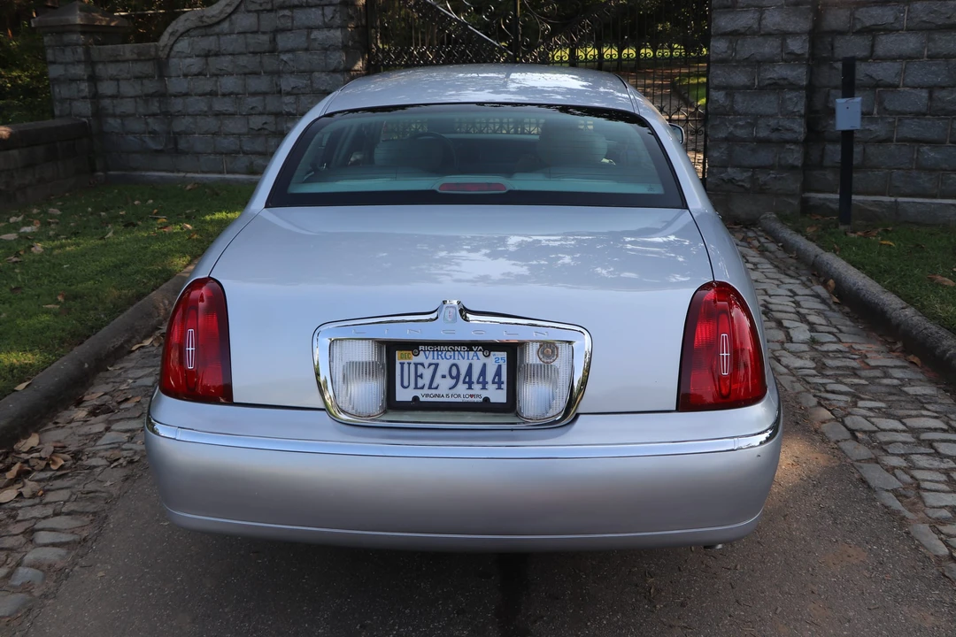 2002 Lincoln Town Car - Image 8 of 31