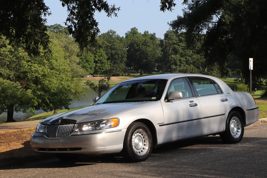 2002 Lincoln Town Car - Image 16 of 31