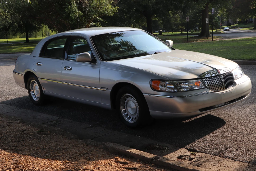 2002 Lincoln Town Car - Image 20 of 31